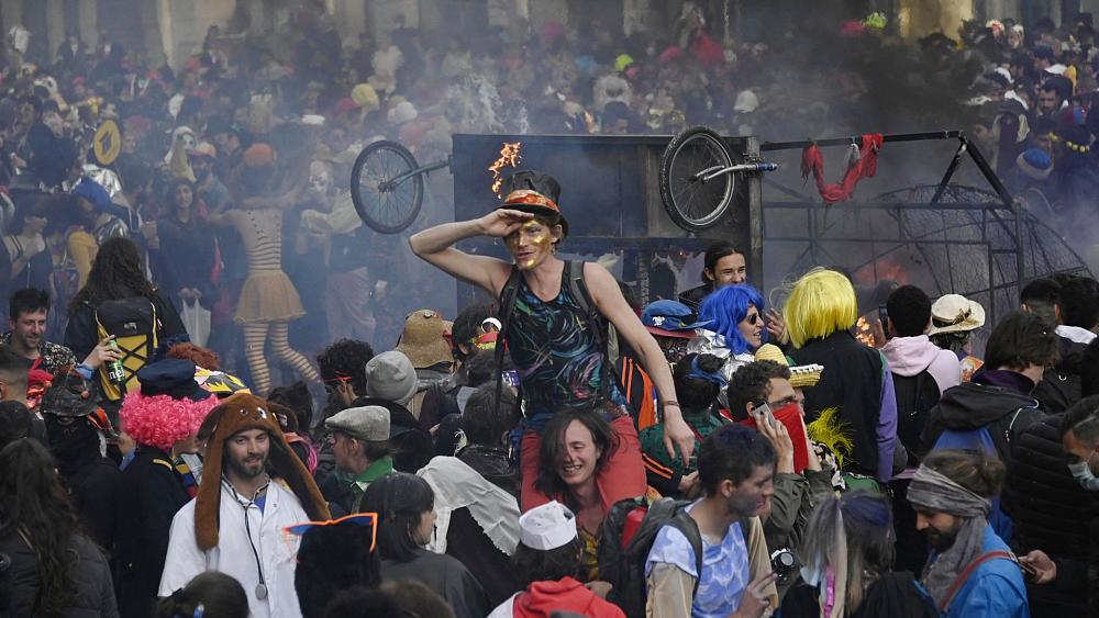 Thousands flout COVID restrictions at carnival in Marseille
