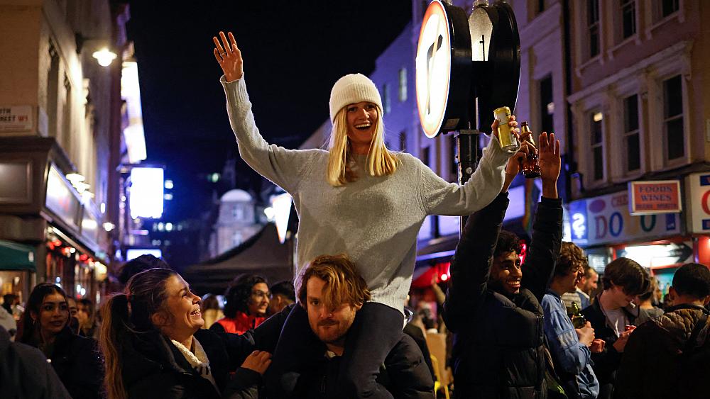 Unrest in the US, tension in Ukraine, lockdown eases in England | This week in pictures