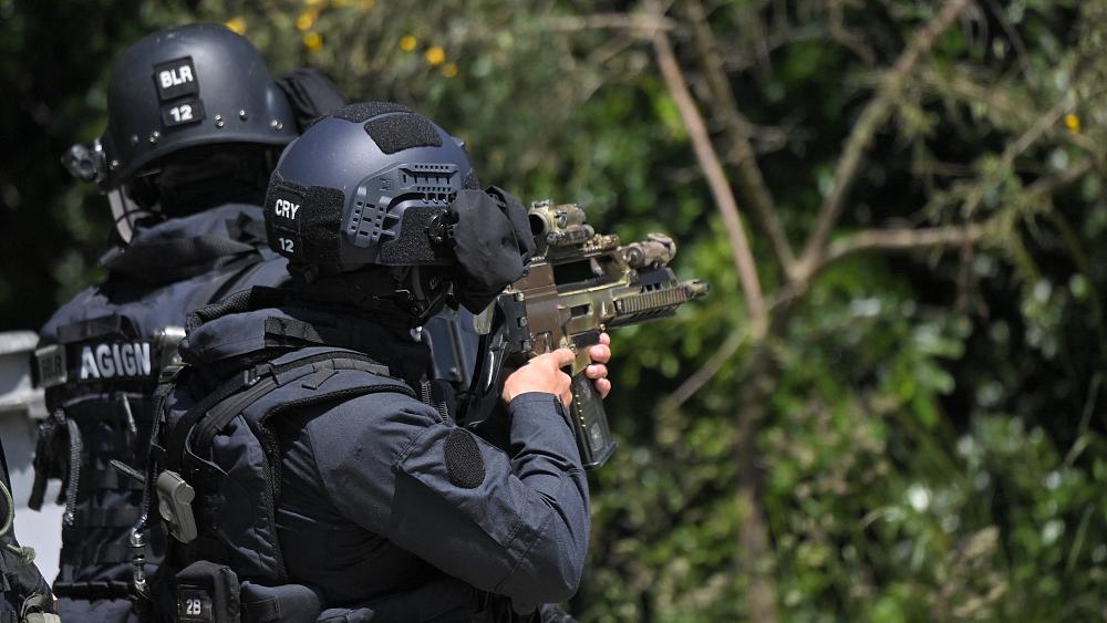 Man shot dead after policewoman injured in Nantes knife attack