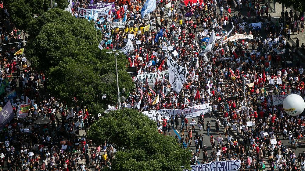 Brazil: Tens of thousands protest Bolsonaro's response to COVID-19